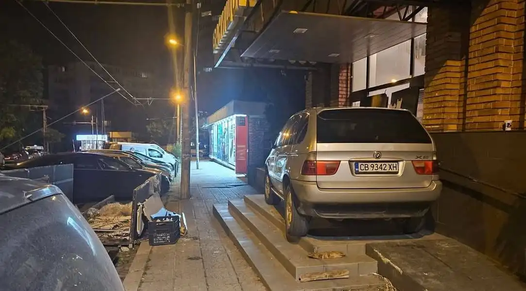 BMW X5 се "паркира" върху стълби в София и предизвика фурор в мрежата