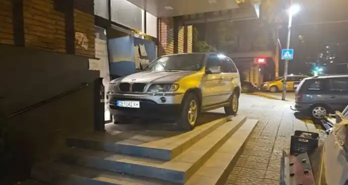 BMW X5 се "паркира" върху стълби в София и предизвика фурор в мрежата