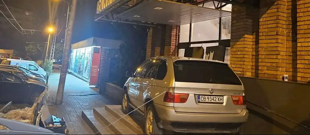 BMW X5 се "паркира" върху стълби в София и предизвика фурор в мрежата