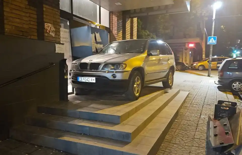 BMW X5 се "паркира" върху стълби в София и предизвика фурор в мрежата
