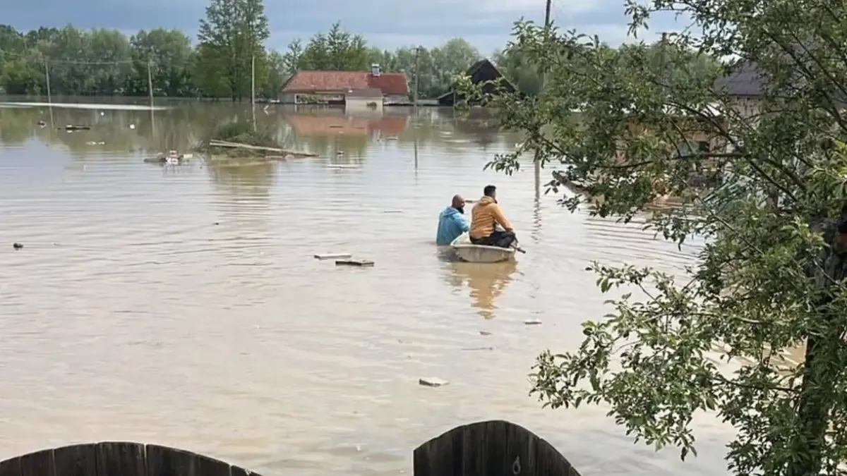 Половин Румъния под вода - евакуират хора, отбиват влакове Видео