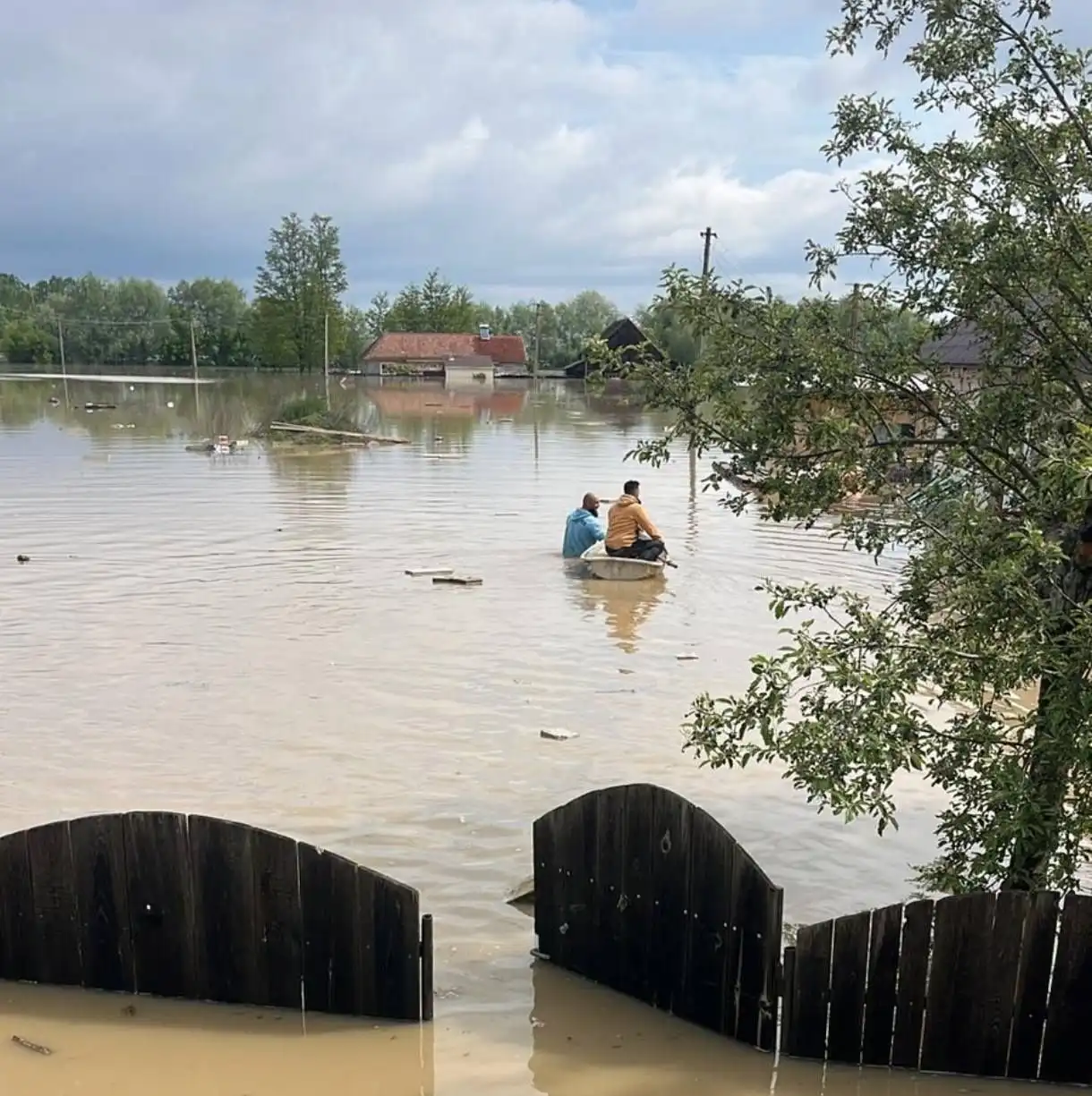 Половин Румъния под вода - евакуират хора, отбиват влакове Видео