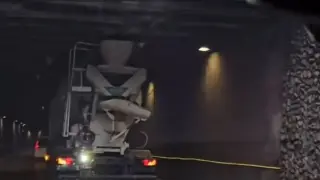 Бетоновоз направи голяма поразия в центъра на Варна