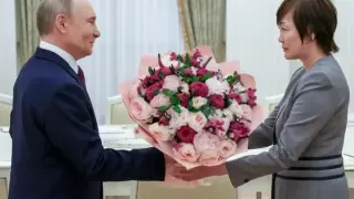 Путин към вдовицата на Шиндзо Абе: Съпругът ви искаше мирен договор с Русия Снимки