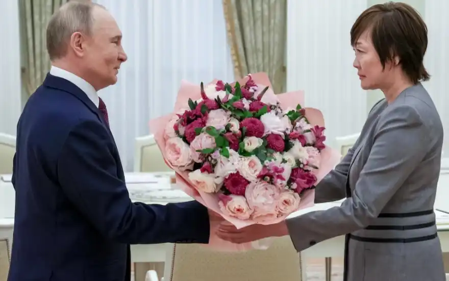 Путин към вдовицата на Шиндзо Абе: Съпругът ви искаше мирен договор с Русия Снимки