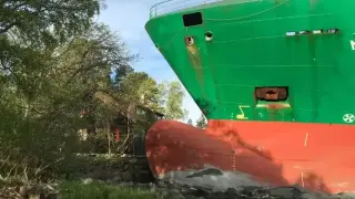 Собственикът дори не се събуди: Огромен кораб за малко да събори къща на плажа Снимки