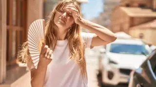 Изглеждай прекрасно, дори когато асфалтът се топи: Модни съвети за летните жеги