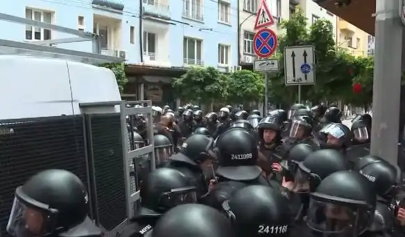 Напрежението ескалира! Протестиращи пробиха полицията и обградиха сградата на ЕК в София