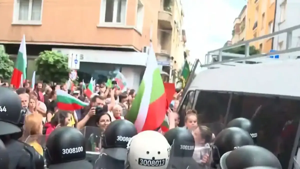 Напрежението ескалира! Протестиращи пробиха полицията и обградиха сградата на ЕК в София