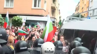 Напрежението ескалира! Протестиращи пробиха полицията и обградиха сградата на ЕК в София
