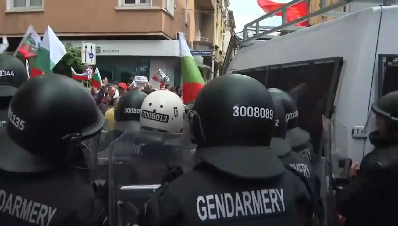 Напрежението ескалира! Протестиращи пробиха полицията и обградиха сградата на ЕК в София