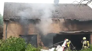 Самолет се разби в жилищна сграда, има загинали