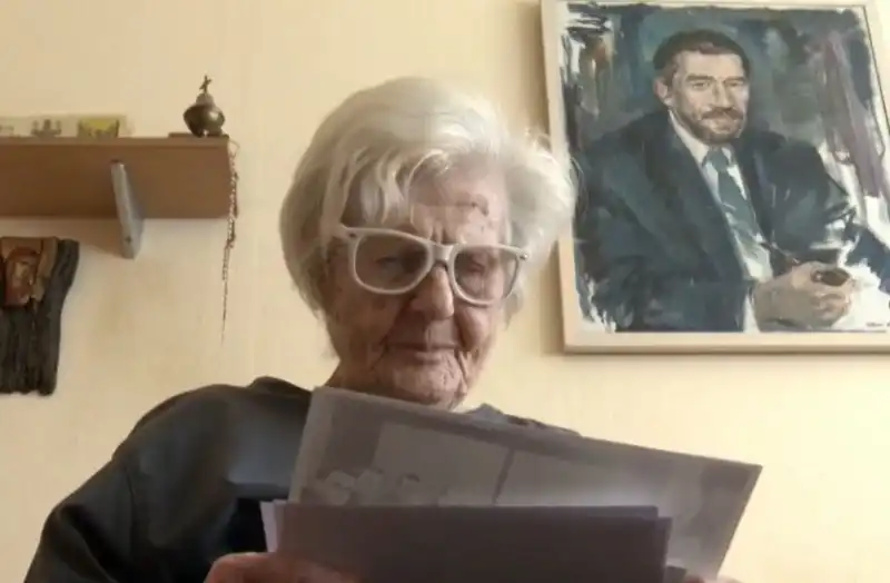 Цяла България говори за тази 94-г. баба! Дъщеря й си отиде без време, а с парите тя реши да...