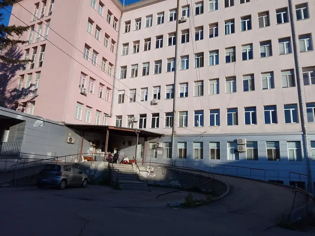 Скандално безразличие в пернишка болница: "Аре, ставай!" към припаднал възрастен мъж