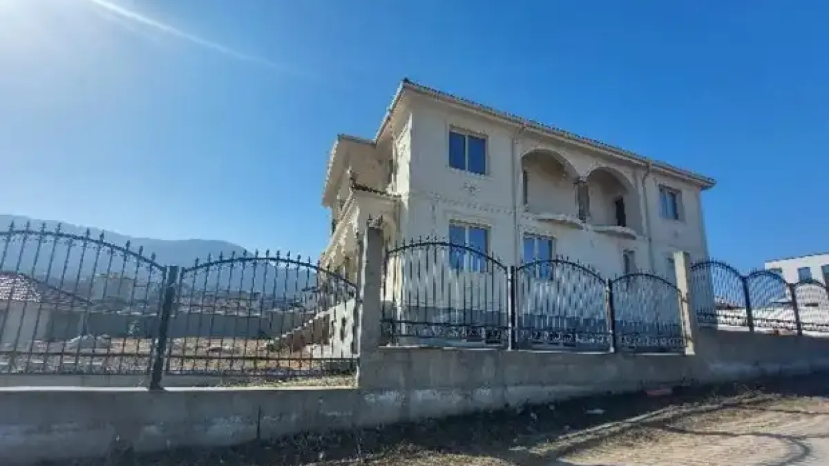 Луксозна къща за милиони в село Марково отива на втори търг