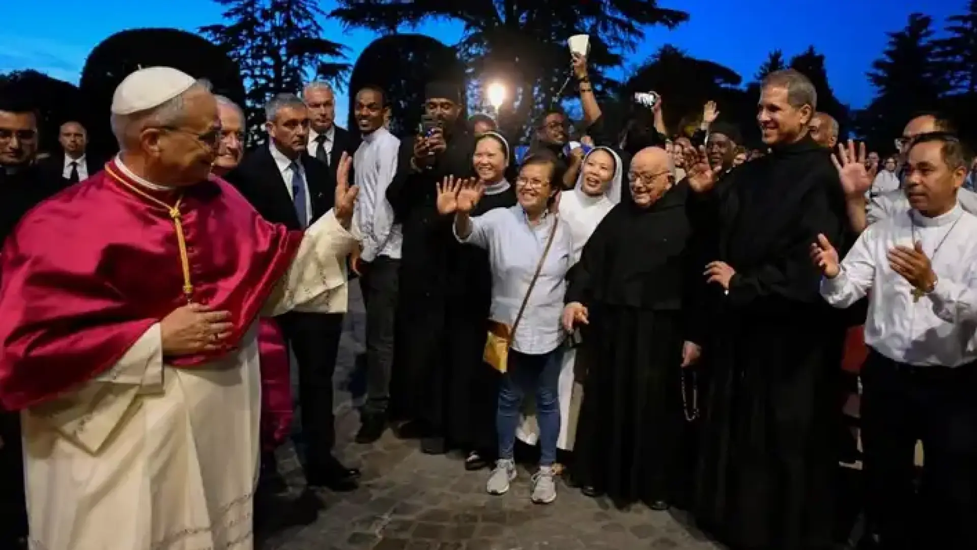 Папа Лъв XIV носи подарените от премиера Росен Желязков ритуални одежди във Ватиканските градини Видео