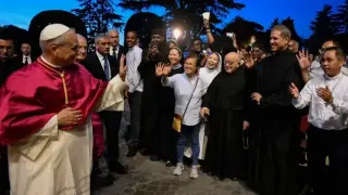 Папа Лъв XIV носи подарените от премиера Росен Желязков ритуални одежди във Ватиканските градини Видео