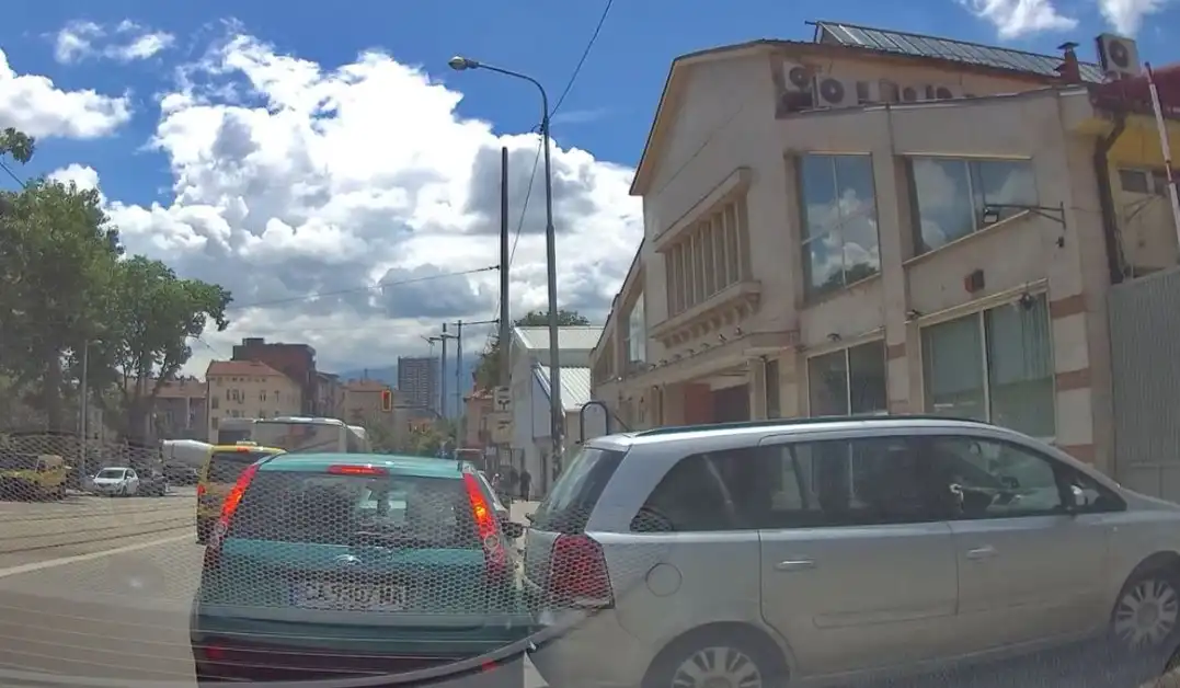 Абсурдна катастрофа разсмя столичани Видео
