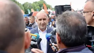 Радев надига чашката в Лясковец, докато Коцетата бранят референдума му Снимки