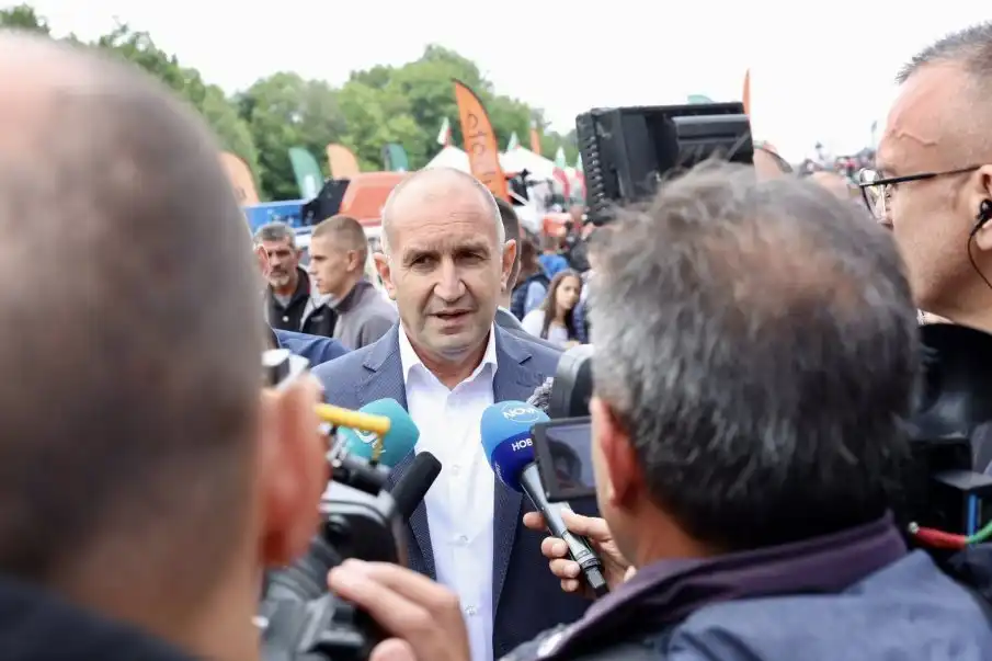 Радев надига чашката в Лясковец, докато Коцетата бранят референдума му Снимки