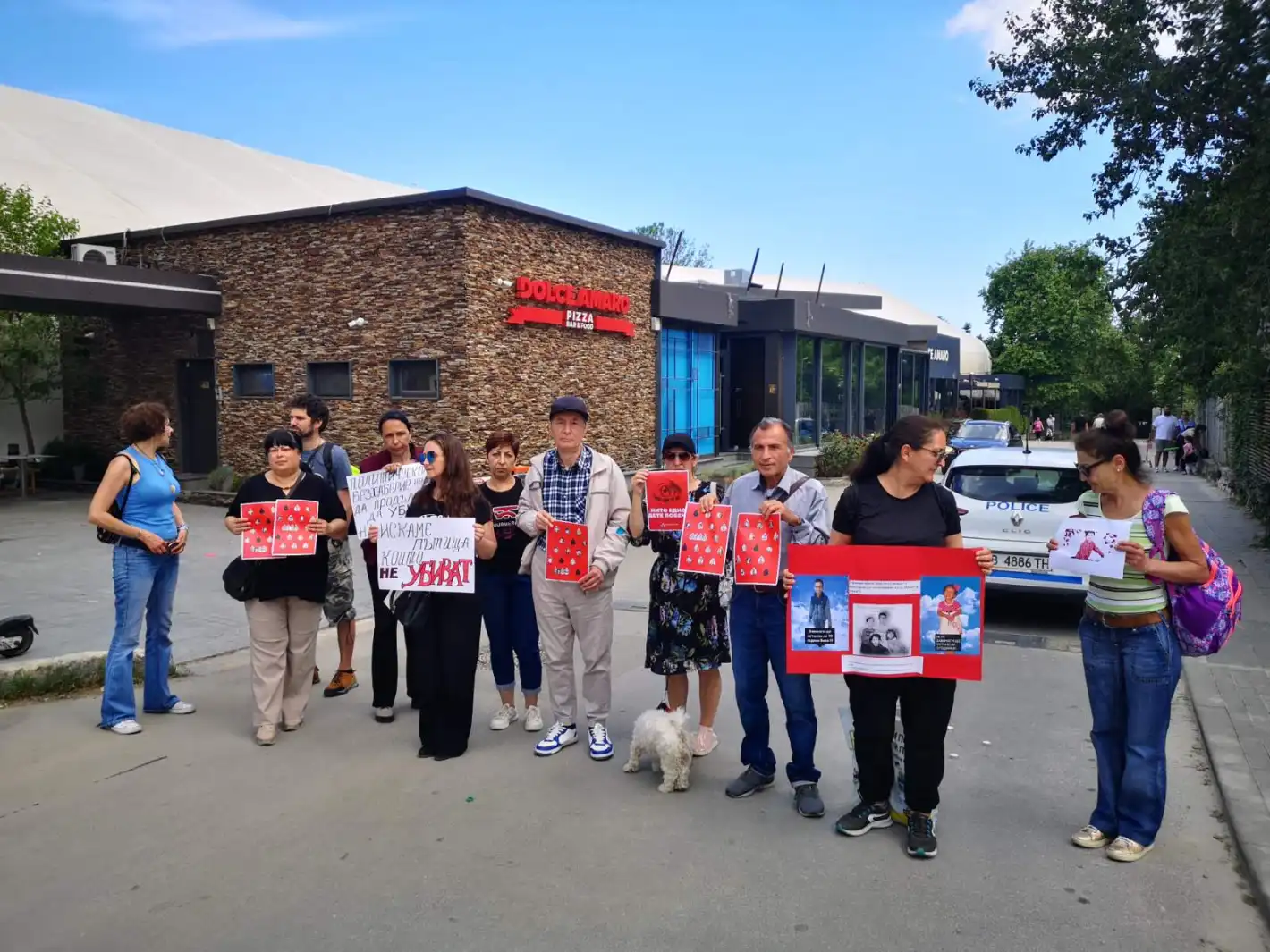 Бащата на кмет от ПП-ДБ сътвори грозен скандал: Нахлу с кола в протест за загиналите деца, ръси псувни Видео 18+