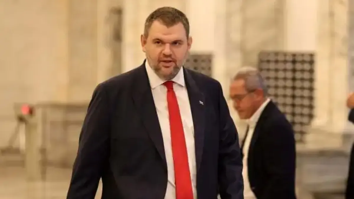 Пеевски сезира КЗК за потенциален картел на “Лукойл” с горива, в ущърб на хората и бизнеса