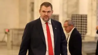 Пеевски сезира КЗК за потенциален картел на “Лукойл” с горива, в ущърб на хората и бизнеса