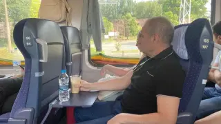 Караджов се качи на влака до Мездра, пусна тези снимки и отсече: Абсурдно е да няма...