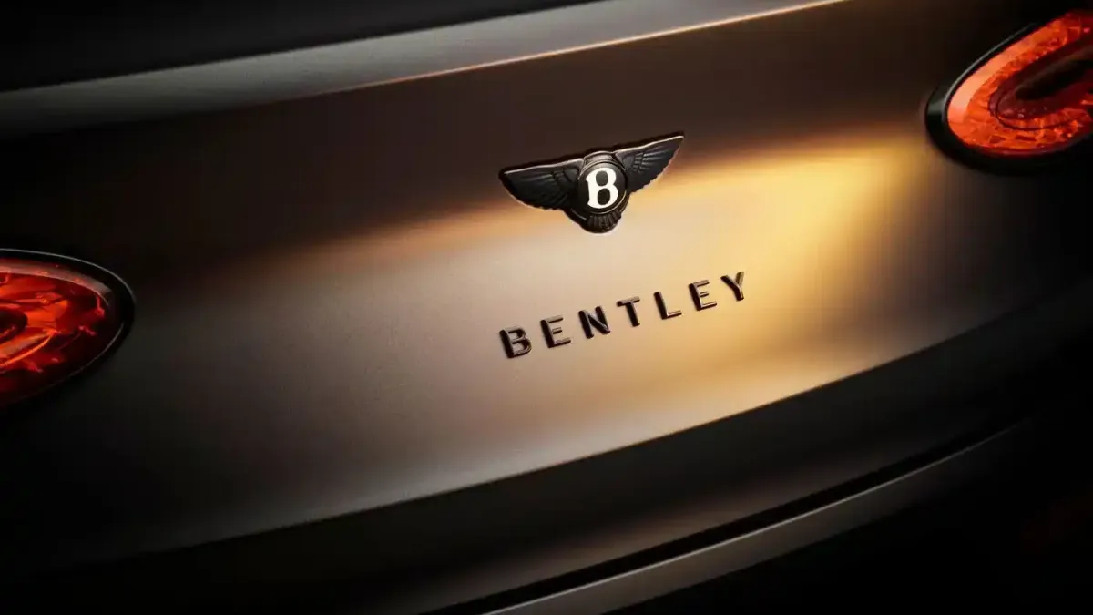 Bentley представи най-мощния си кросоувър Снимки