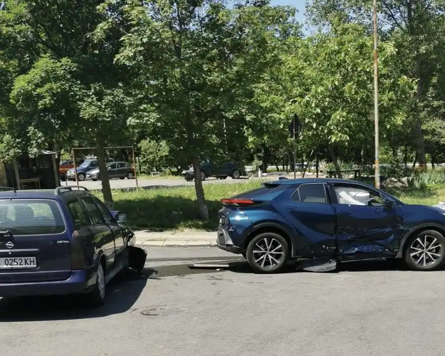 Тийнейджър пострада при катастрофа в Бургас след отнето предимство