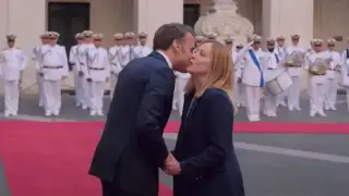 Мелони разцелува Макрон Видео