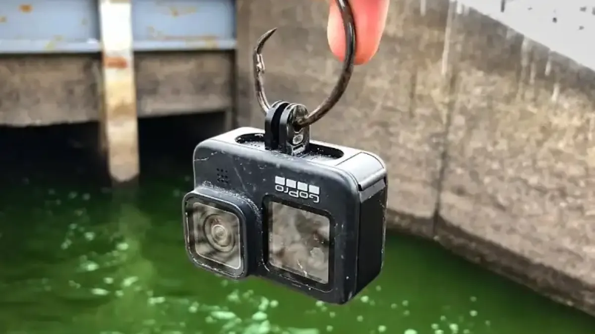 Мъж хвърли GoPro във водата и засне нещо, което никой не може да обясни Видео
