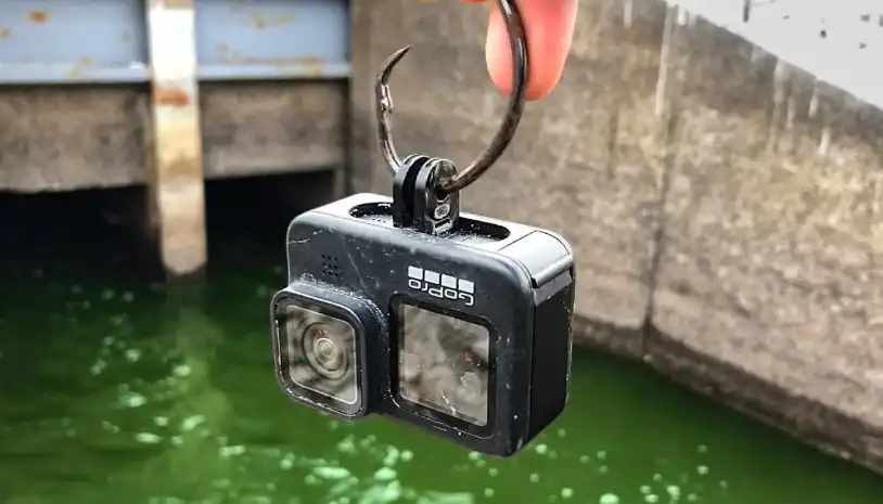 Мъж хвърли GoPro във водата и засне нещо, което никой не може да обясни Видео