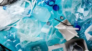 Японски учени създадоха биоразградима пластмаса, която изчезва в морска вода
