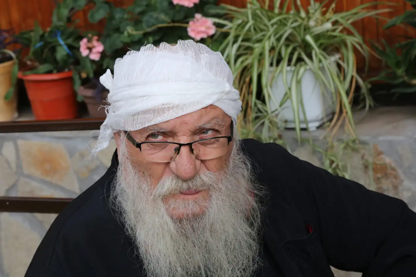Отец Иван възвърна зрението си, но загуби реколтата от овошки