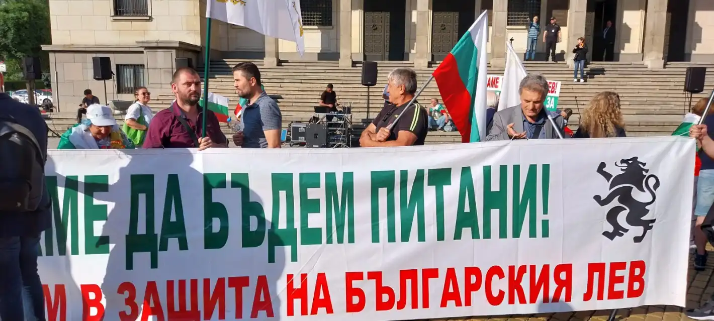 Пред НС ври и кипи заради "Възраждане" и еврото, пълно е с полиция