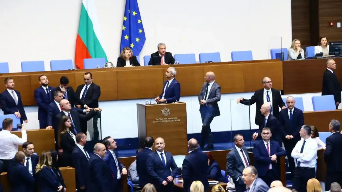 Екшън в парламента: Цончо Ганев се сби с Божанков, "Възраждане" блокира НС БЛИЦ Live