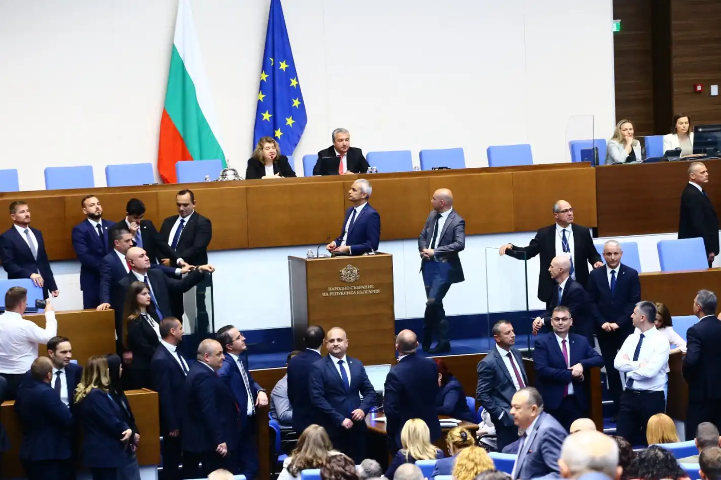 Екшън в парламента: Цончо Ганев се сби с Божанков, "Възраждане" блокира НС БЛИЦ Live