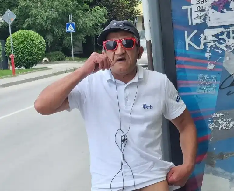 Мъж се съблече гол пред жена и деца на автобусна спирка във Варна Снимка