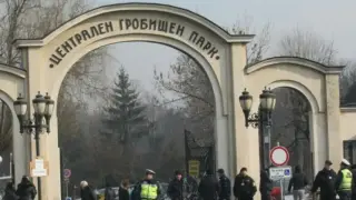 Безобразие: Вандали нарушават покоя на звездите преди Задушница! Снимки