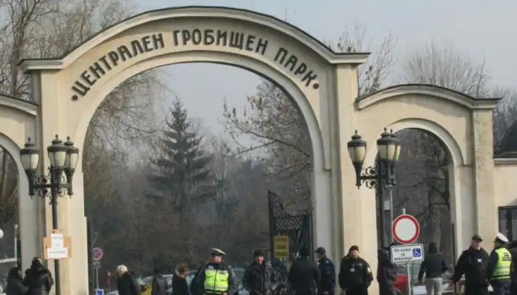 Безобразие: Вандали нарушават покоя на звездите преди Задушница! Снимки
