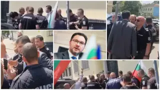 Екшън в София: Петков под обсада на протестиращи, Митов го постави на място Видео