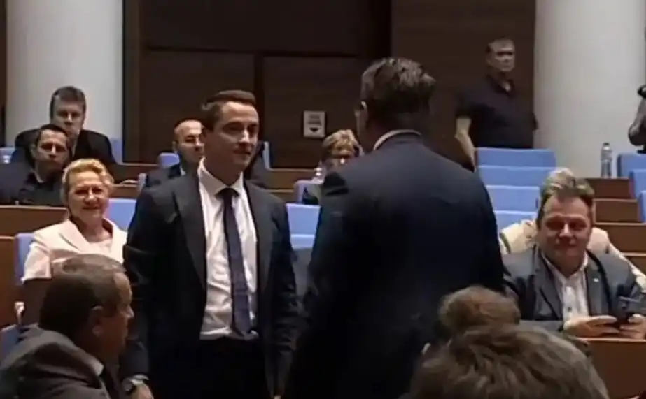 Срам! Цончо Ганев и Явор Божанков се прочуха в цял свят с боя в парламента Видео