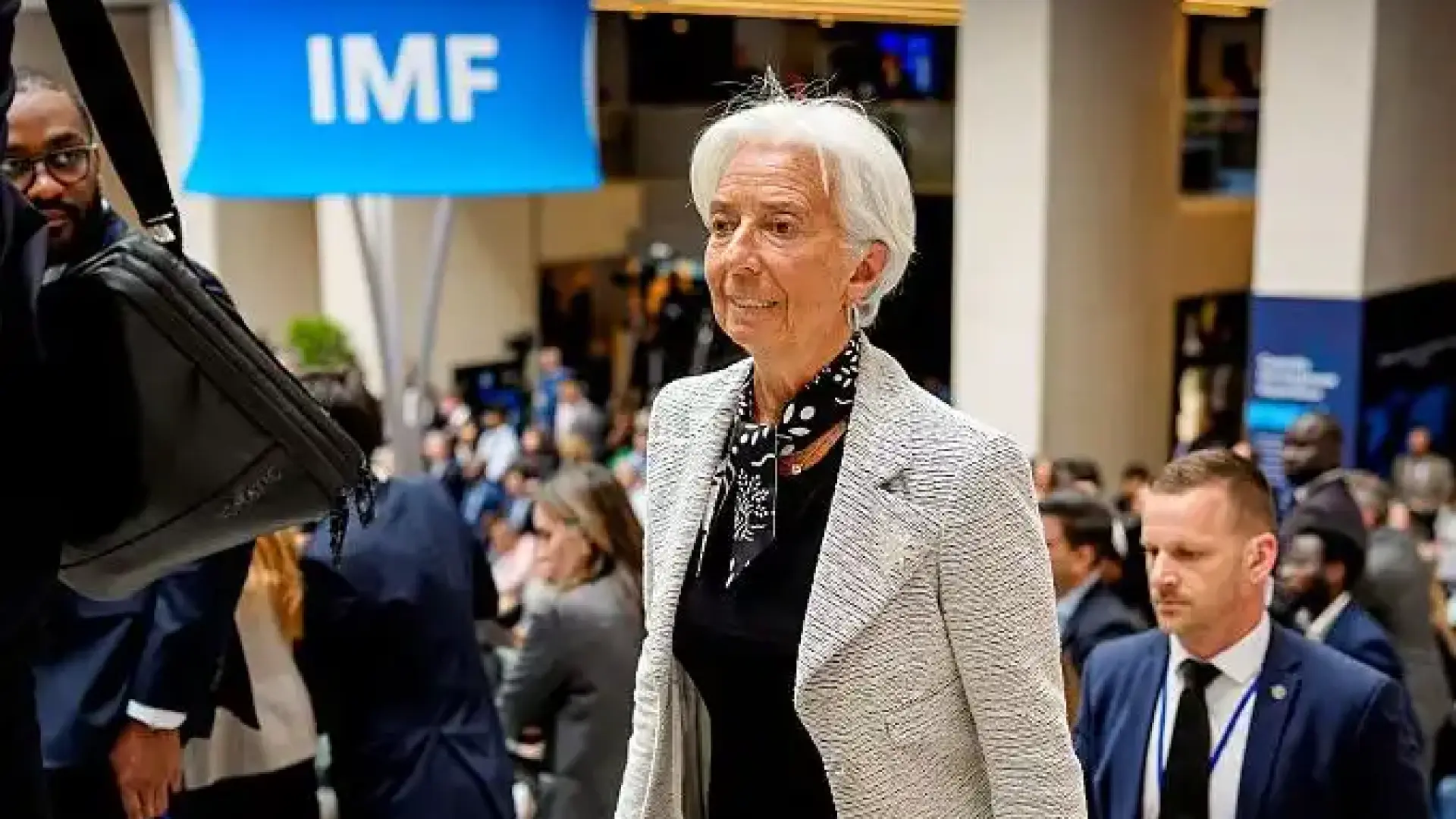 Шефката на ЕЦБ с пост във фейсбук по повод еврозоната и България