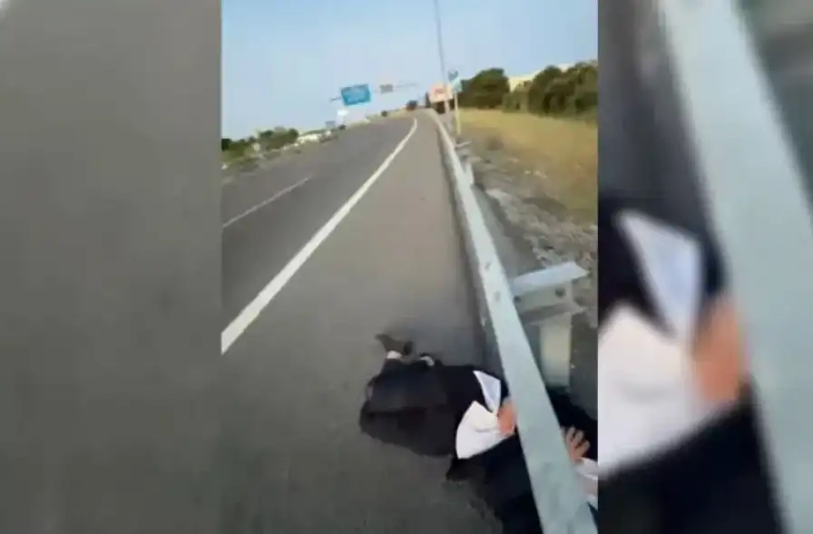 След тежък запой: Откриха наквасен младеж да спи на магистралата