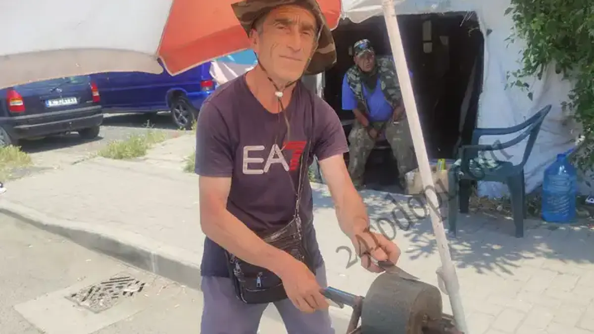 „Един лев, един кеф!“: ножът става бръснач, а майсторът с "Армани"