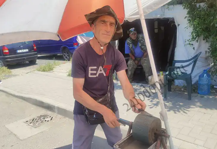 „Един лев, един кеф!“: ножът става бръснач, а майсторът с "Армани"