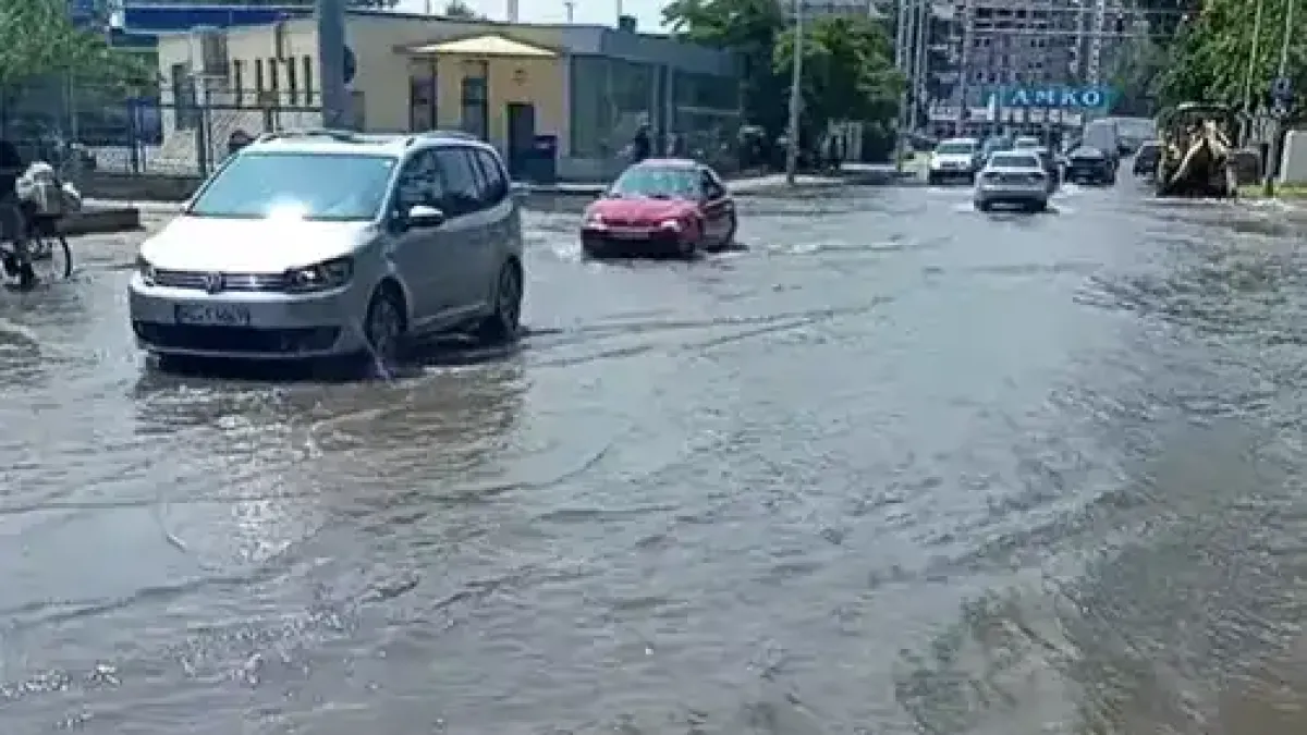 Пловдивски зевзеци подпалиха мрежата: Авария наводни улица, а те... Видео