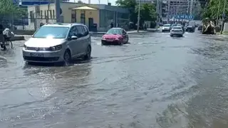 Пловдивски зевзеци подпалиха мрежата: Авария наводни улица, а те... Видео