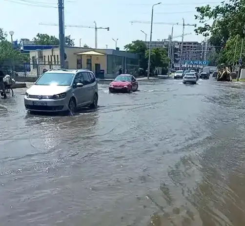 Пловдивски зевзеци подпалиха мрежата: Авария наводни улица, а те... Видео